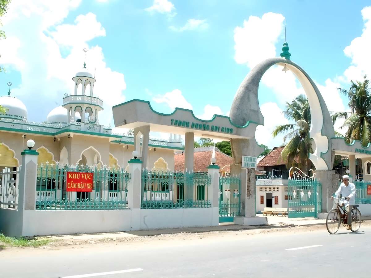 Thánh đường Mubarak hiện diện như trung tâm sinh hoạt tôn giáo của cộng đồng Chăm An Giang.