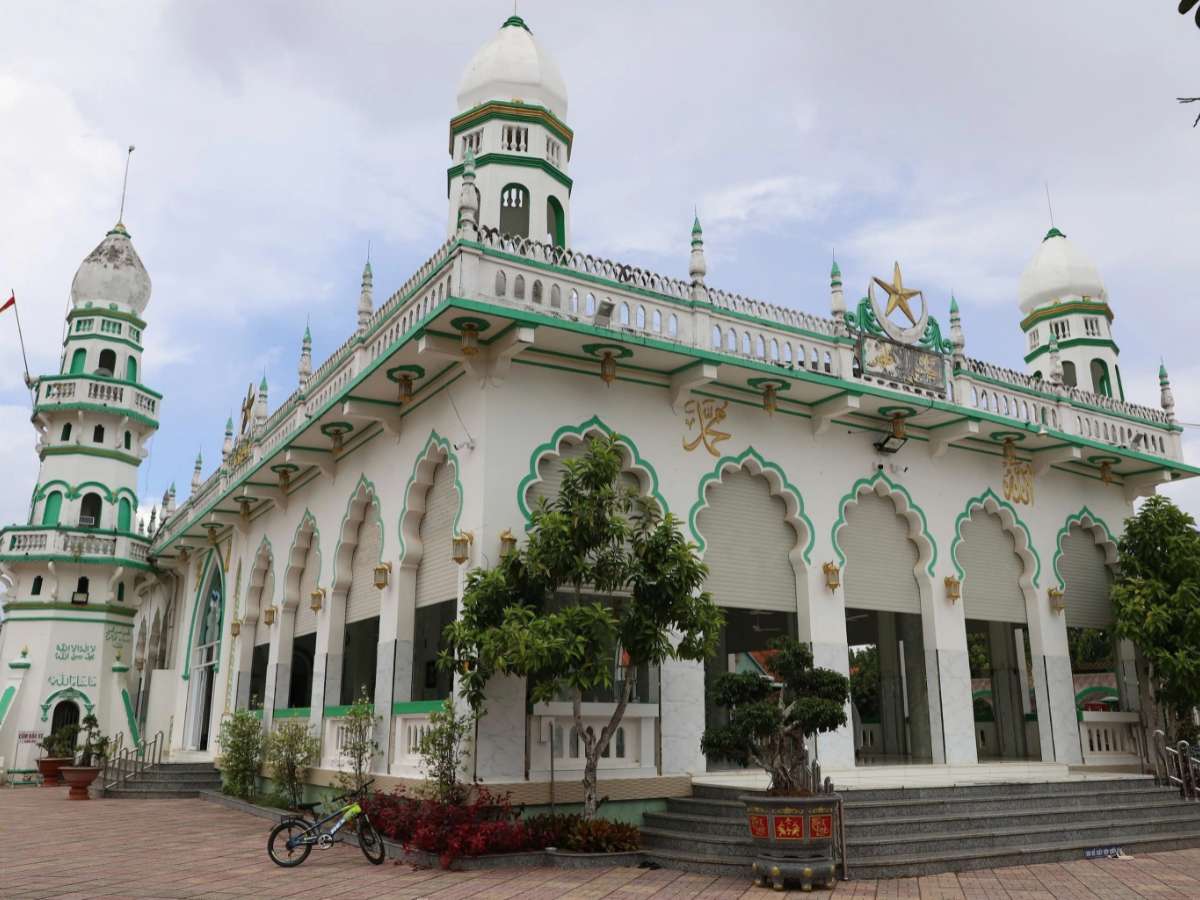 Thánh đường Mubarak đóng vai trò điểm tham quan văn hóa trong hành trình du lịch tâm linh.