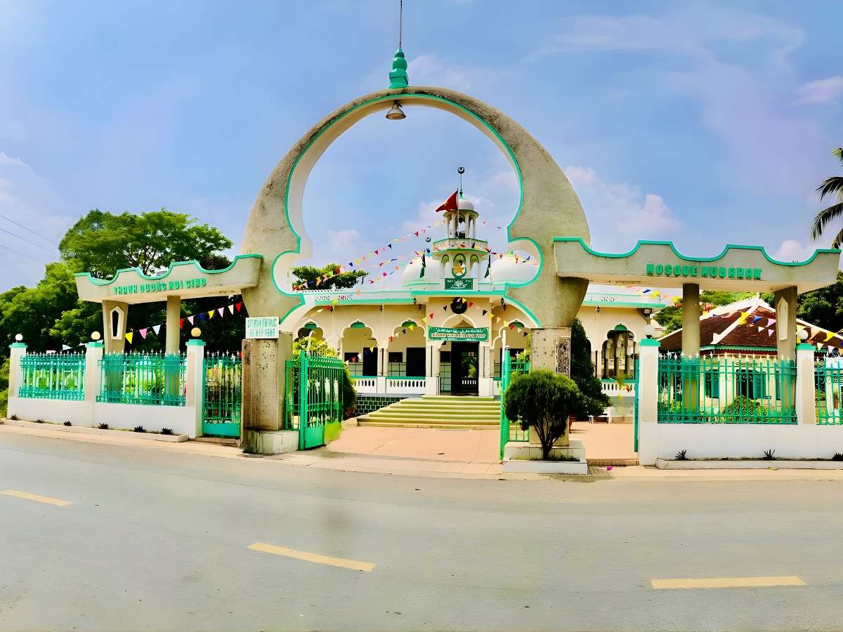 Kiến trúc Hồi giáo tại Thánh đường Mubarak thể hiện rõ bản sắc văn hóa Chăm địa phương.