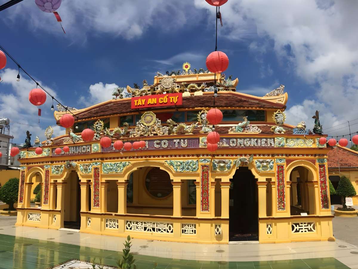 Chùa Tây An đóng vai trò điểm khởi đầu hành trình tham quan Núi Sam của du khách.
