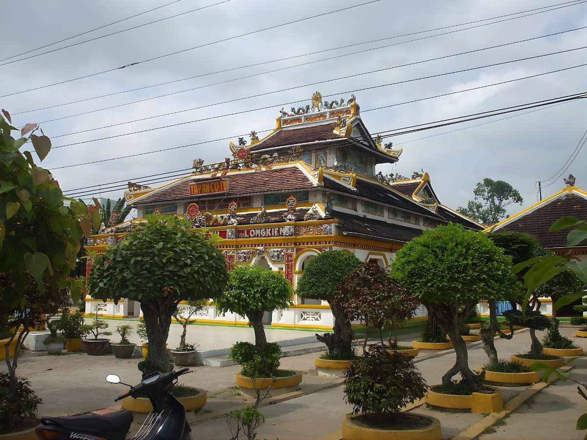 Buổi sáng là thời điểm lý tưởng để tham quan Chùa Tây An trong không gian yên tĩnh và thoáng đãng.