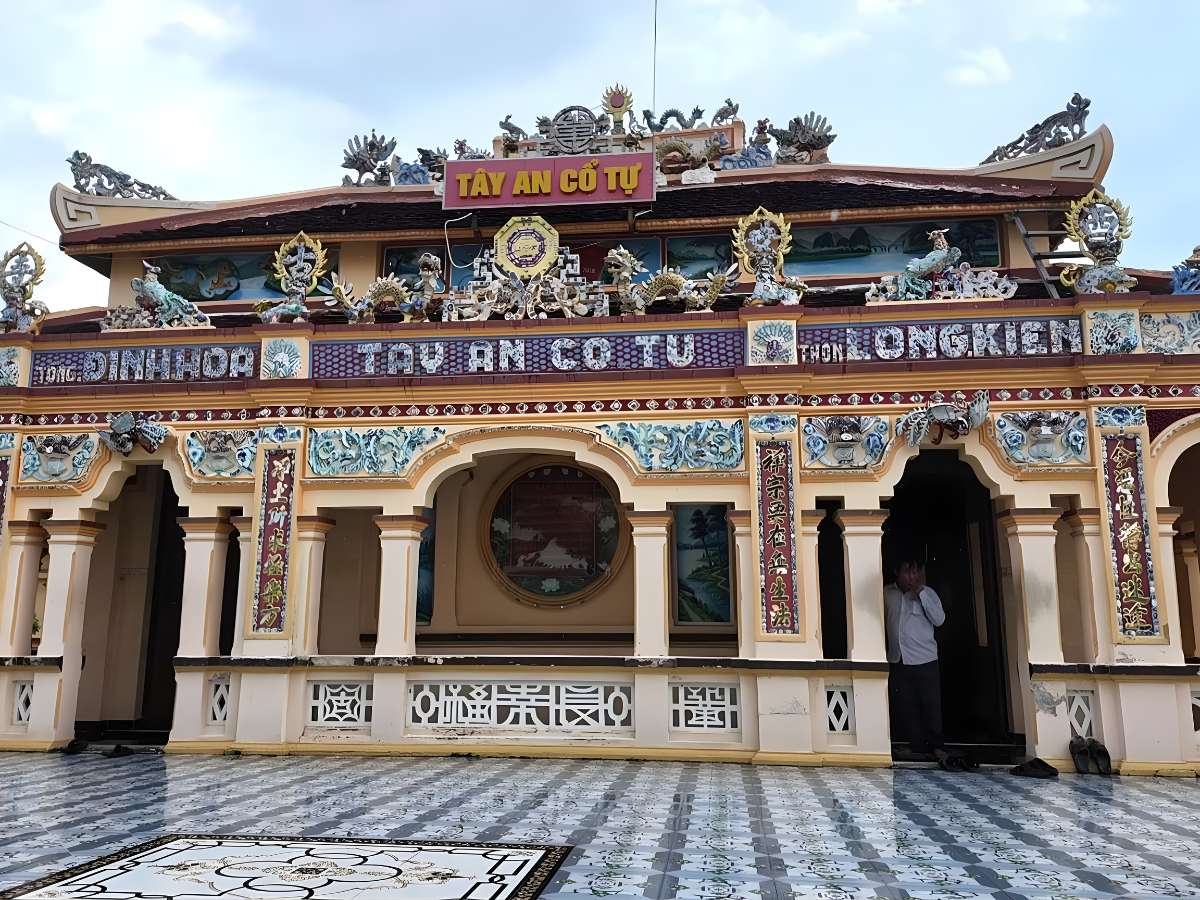 Kiến trúc Chùa Tây An thể hiện sự giao thoa Phật giáo Việt Nam và phong cách Ấn Độ đặc trưng.