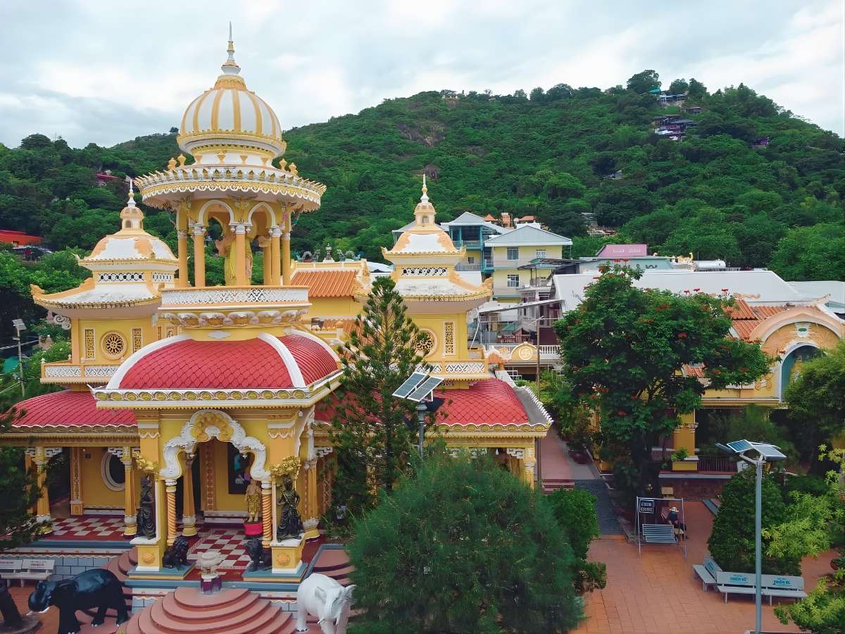 Chùa Tây An nổi bật với vị trí chân Núi Sam, gắn kết không gian tâm linh và đô thị Châu Đốc.
