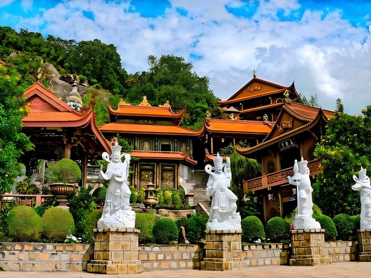 Bố cục khu lăng hài hòa giữa kiến trúc truyền thống và không gian núi Sam xanh mát.