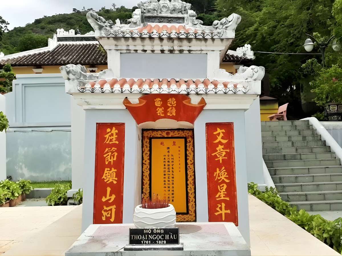 Lăng Thoại Ngọc Hầu tọa lạc dưới chân Núi Sam, phản ánh dấu ấn lịch sử hình thành An Giang.