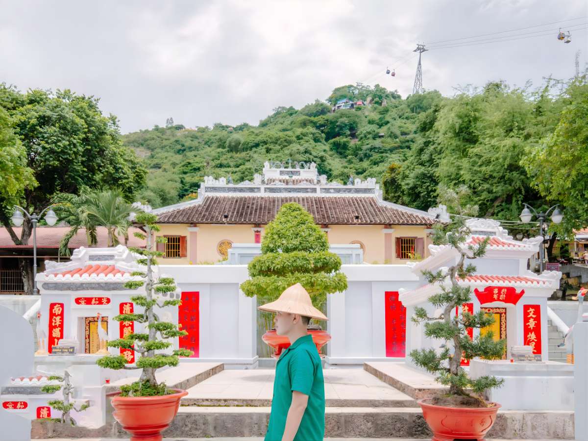 Buổi sáng là thời điểm lý tưởng để tham quan lăng, tận hưởng ánh sáng dịu và không khí yên bình.