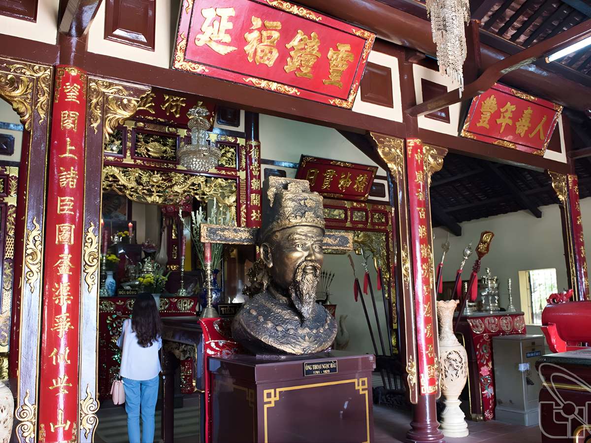 Không gian lăng mang lại trải nghiệm tham quan tĩnh lặng, phù hợp cho việc cảm nhận chiều sâu lịch sử.