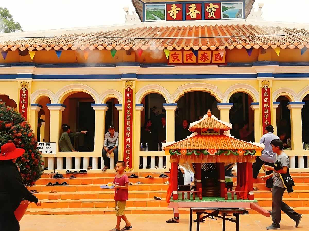 Hoạt động tham quan đền thờ diễn ra trong không khí trang trọng và giàu ý nghĩa.