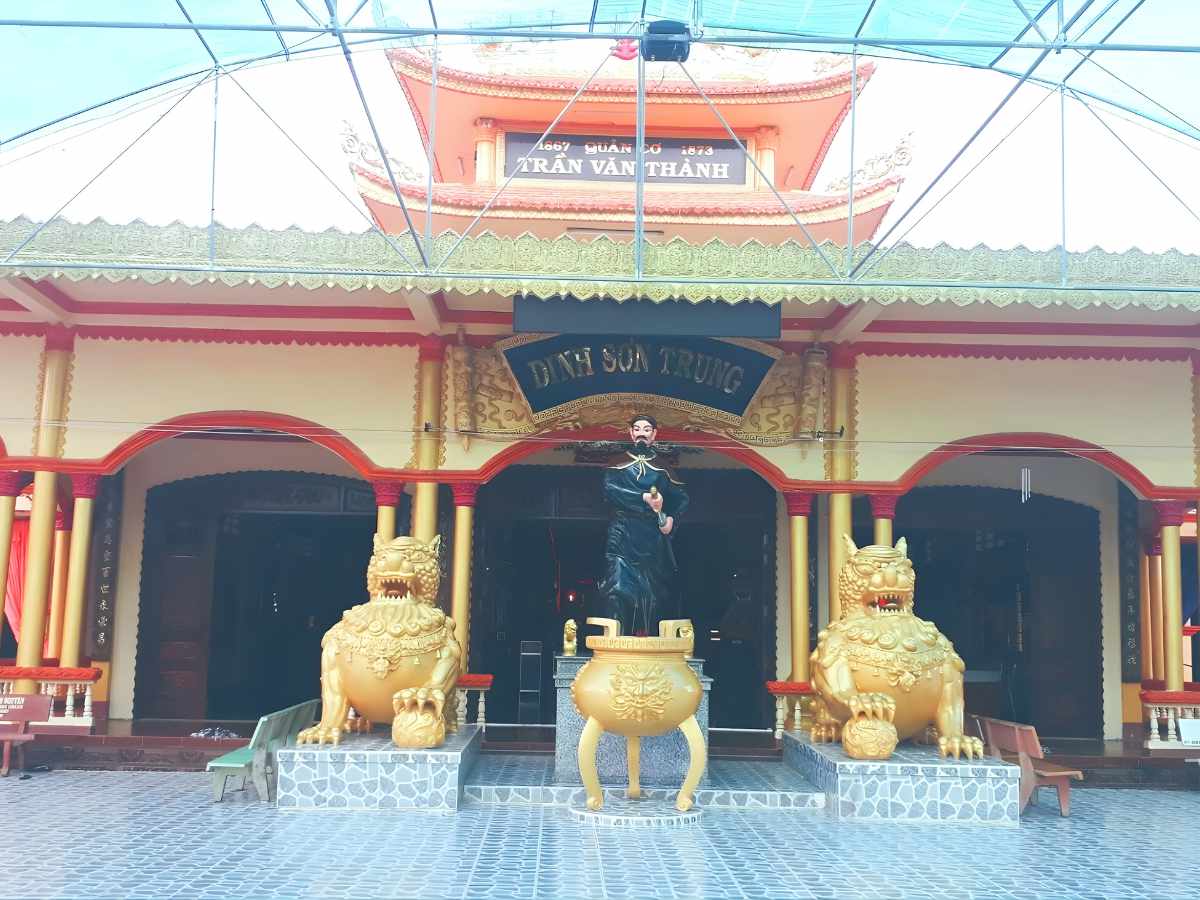 Kiến trúc đền thờ hài hòa với cảnh quan, tạo cảm giác trang nghiêm và tĩnh lặng.