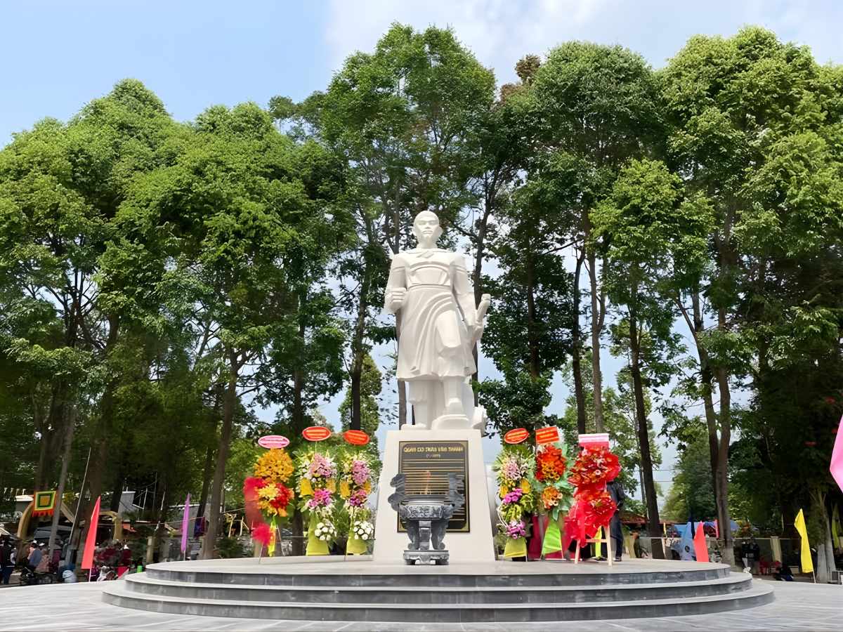 Tượng Quản cơ Trần Văn Thành thể hiện tinh thần yêu nước và truyền thống đấu tranh.
