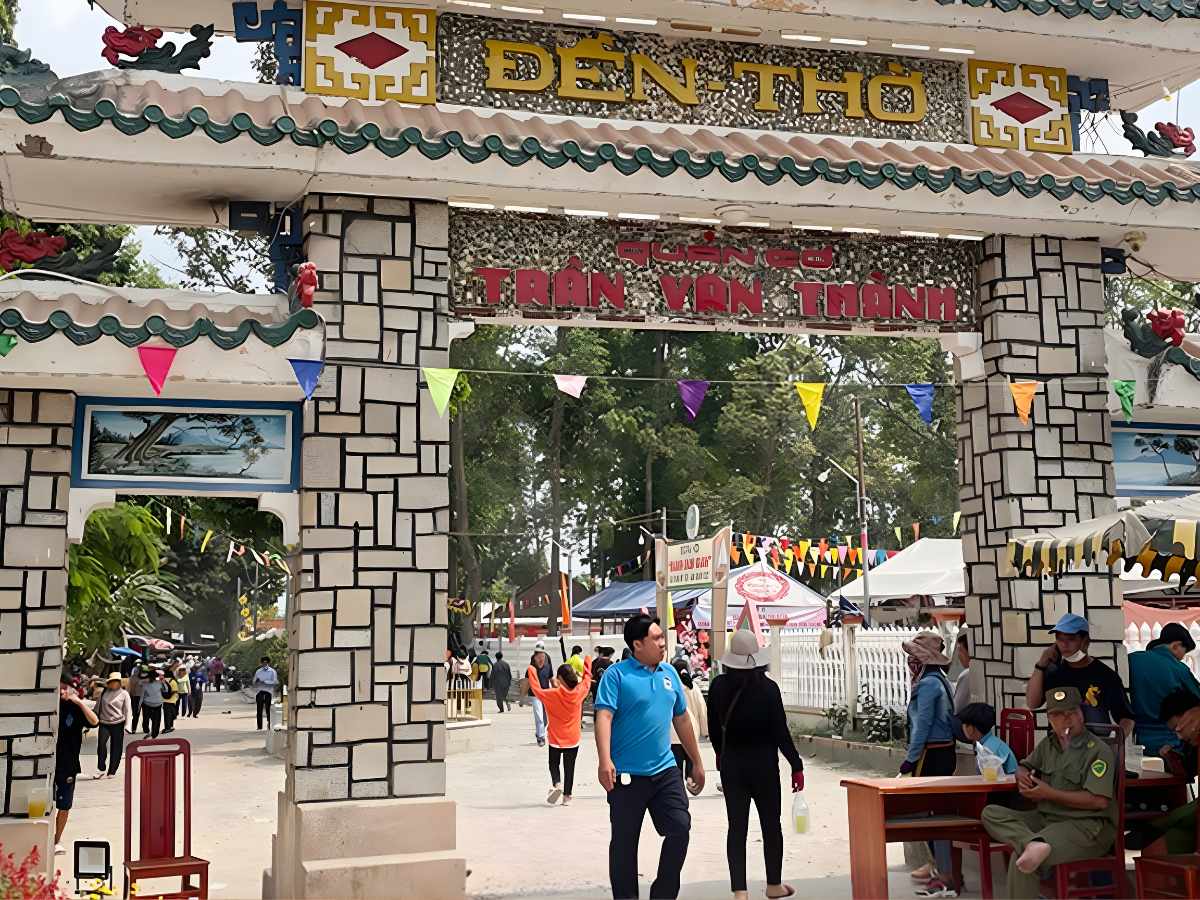 Buổi sáng là thời điểm thích hợp nhất để tham quan đền thờ.