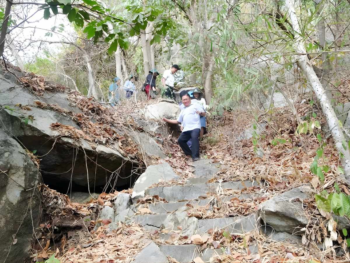 Không gian rừng núi Ô Tà Sóc tạo cảm giác khám phá thiên nhiên nguyên sơ và tĩnh lặng.