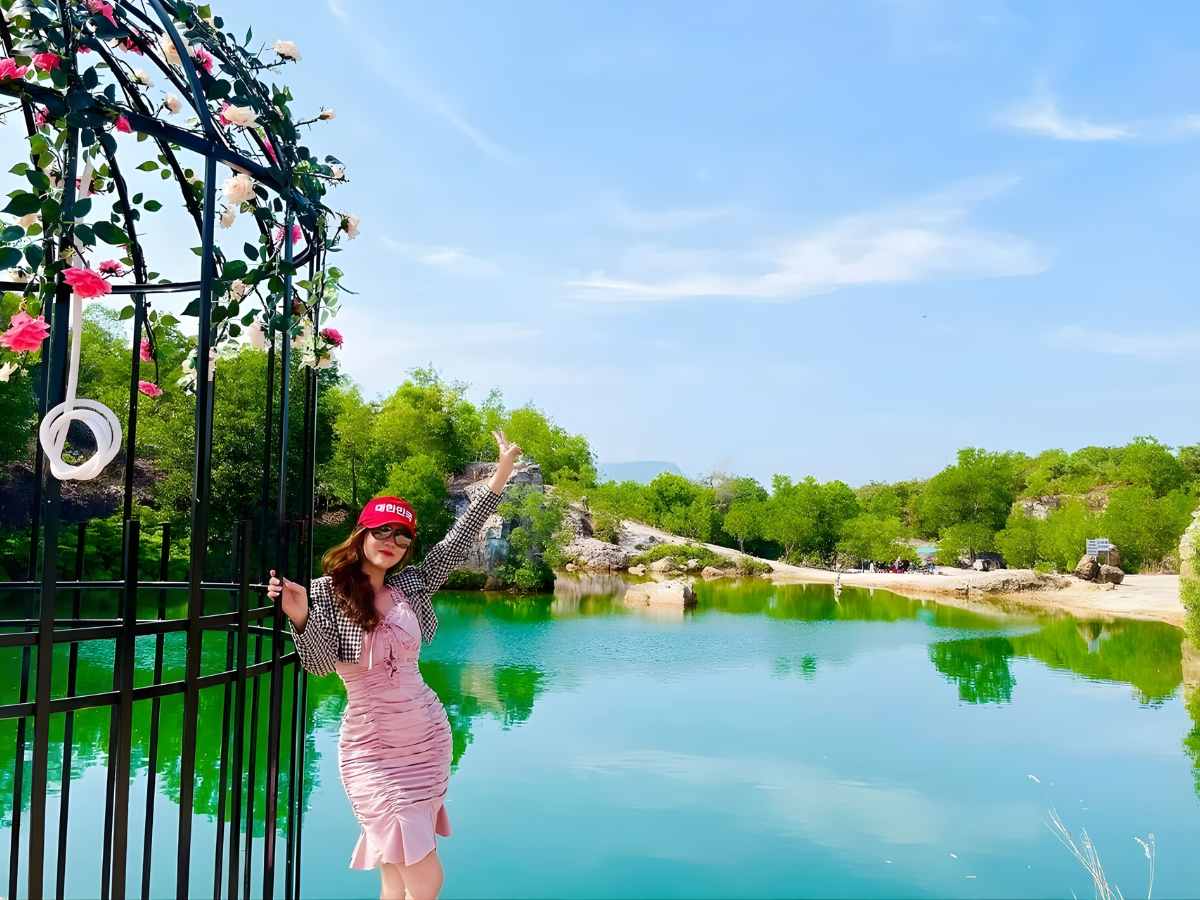 Từ Đồi Tà Pạ, tầm nhìn rộng bao quát đồng ruộng tạo cảm giác thư giãn và khám phá các điểm du lịch lân cận.