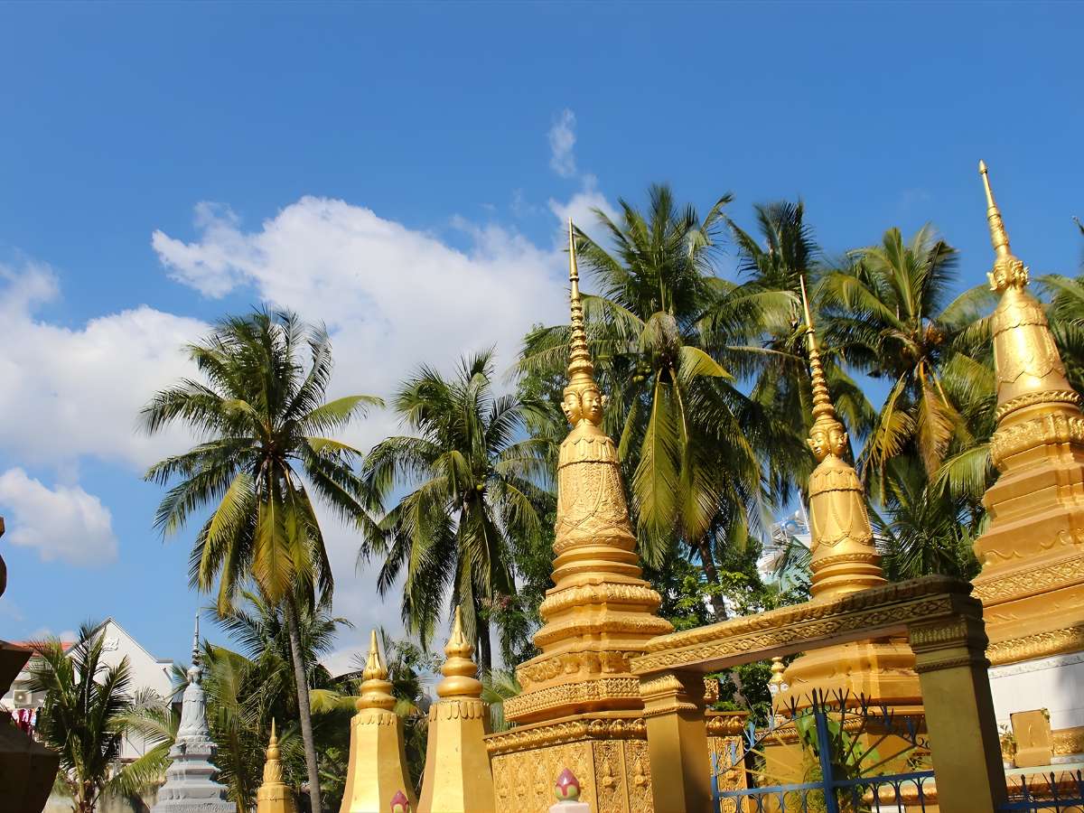 Cụm tháp vàng Khmer nổi bật trong bố cục không gian tổng thể chùa.