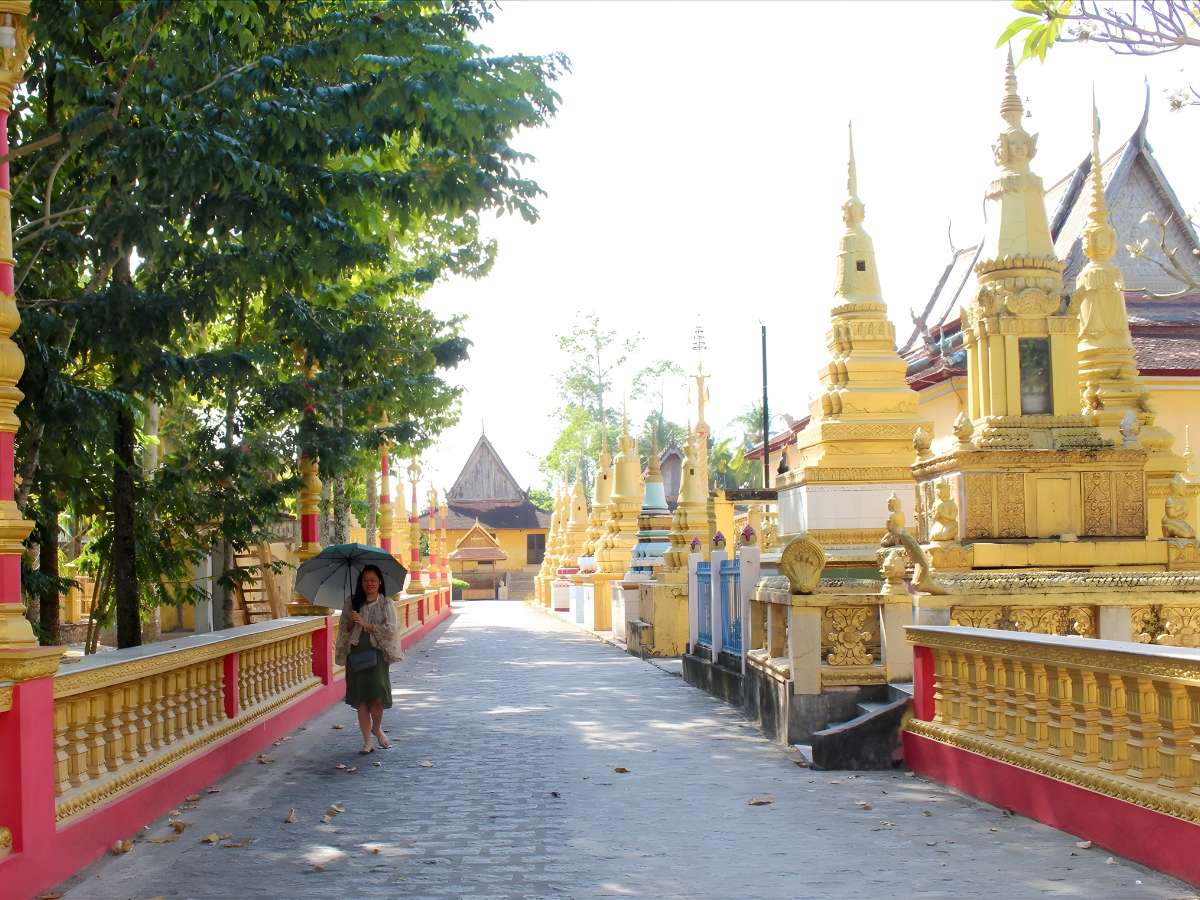 Không gian lối đi chùa Svay Ton gợi nhịp sống thường nhật yên bình.