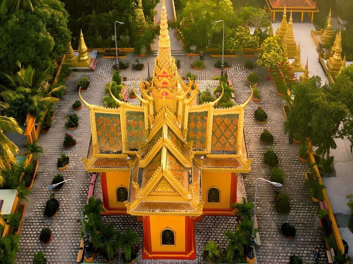 Ngày thường không gian trung tâm chùa Svay Ton yên tĩnh, tạo điểm nhấn sinh hoạt cộng đồng.