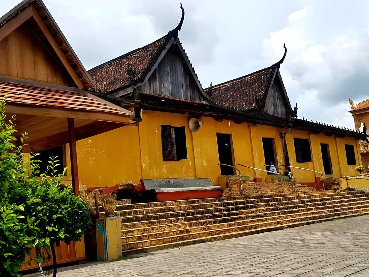 Dãy kiến trúc phụ trợ phản ánh sinh hoạt tu hành giản dị, trầm lắng, yên tĩnh.