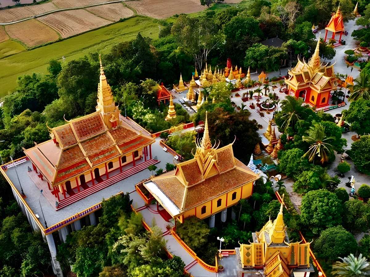 Không gian chùa Tà Pạ mở ra tầm nhìn bao quát từ sườn núi xuống đồng bằng.