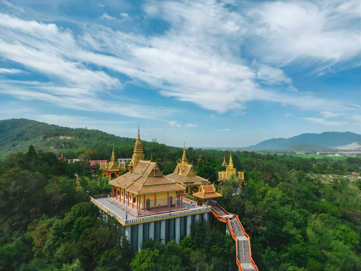 Chùa Tà Pạ nổi bật giữa núi rừng Tri Tôn với kiến trúc Phật giáo Khmer đặc trưng.