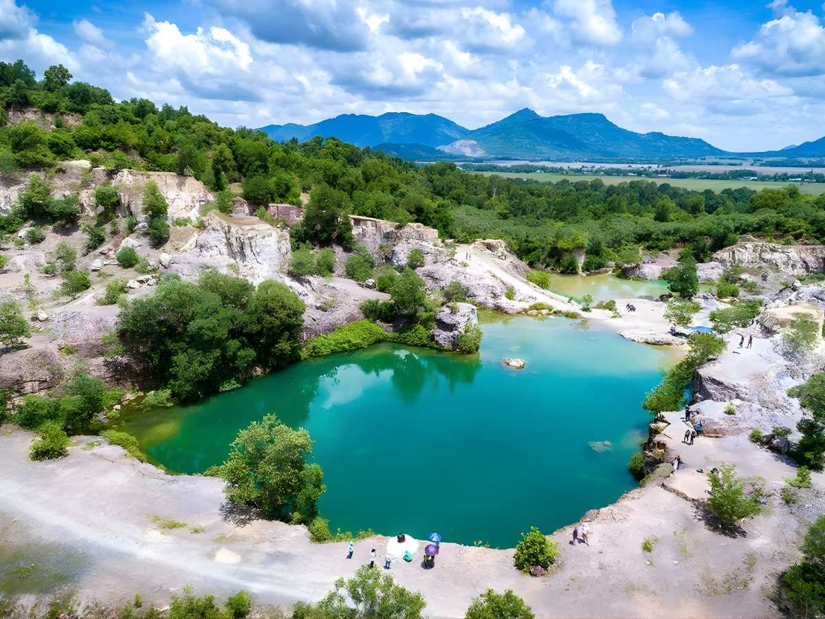 Tham quan chùa Tà Pạ vào buổi sáng hoặc buổi chiều giúp cảm nhận trọn vẹn cảnh quan thiên nhiên.