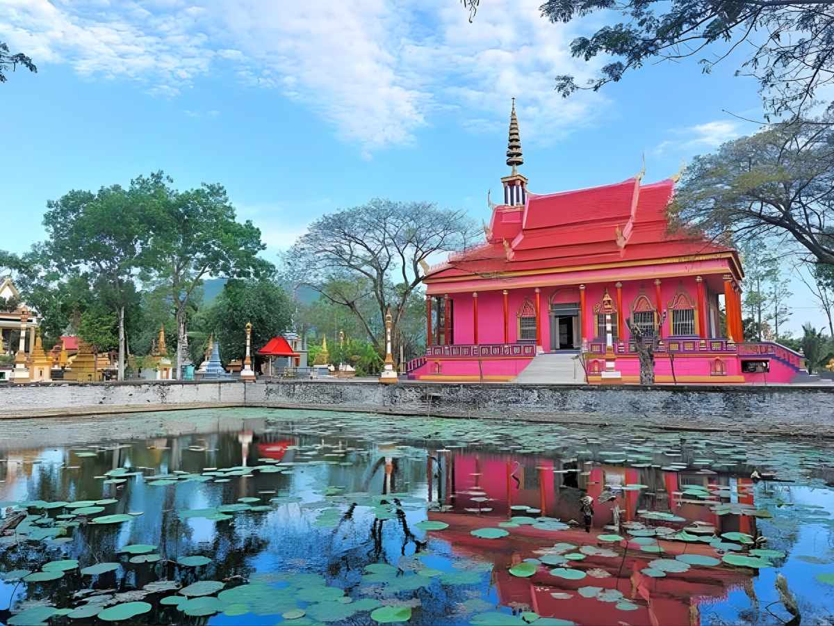 Không gian kiến trúc chùa Krăng Kroch tạo sự hài hòa giữa tín ngưỡng, thiên nhiên và sinh hoạt cộng đồng.