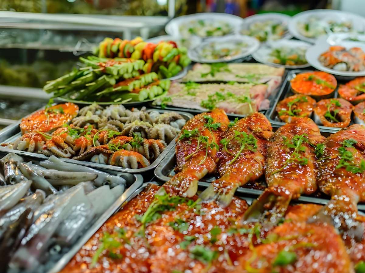 Khu ẩm thực Arcadia Phú Quốc Resort mang đến trải nghiệm dùng bữa giữa không gian xanh mát.