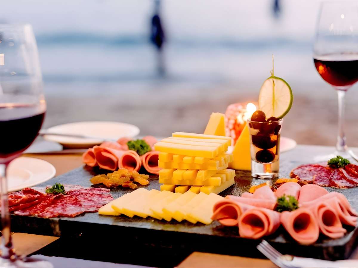 Không gian ẩm thực tại Coco Palm Beach Resort kết hợp hài hòa giữa biển xanh và nghỉ dưỡng. 