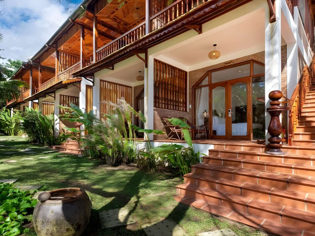 Khu phòng nghỉ tại Coco Palm Beach Resort mang lại trải nghiệm lưu trú riêng tư và thư giãn