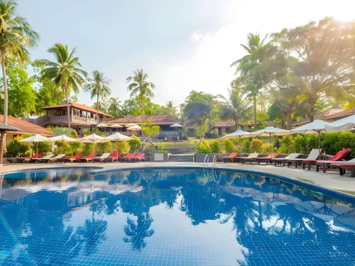 Khu hồ bơi tại resort sinh thái được thiết kế hòa quyện thiên nhiên, phù hợp nghỉ dưỡng và phục hồi năng lượng.