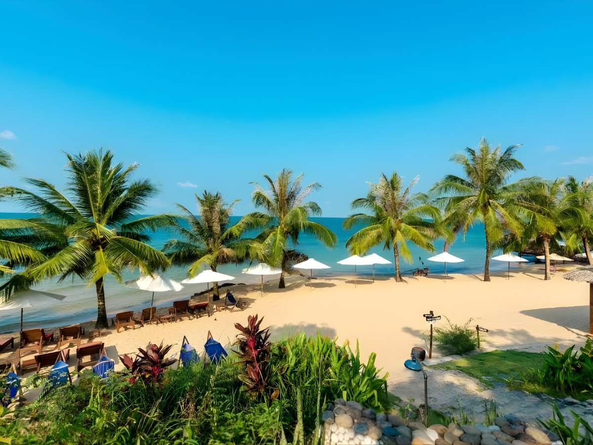 Vị trí của Phú Quốc Eco Beach Resort mang đến trải nghiệm yên bình và thư giãn tại An Giang. 