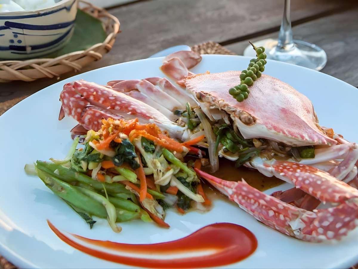 Ẩm thực tại Mango Bay Resort mang đậm hương vị địa phương bền vững trong không gian ven biển.