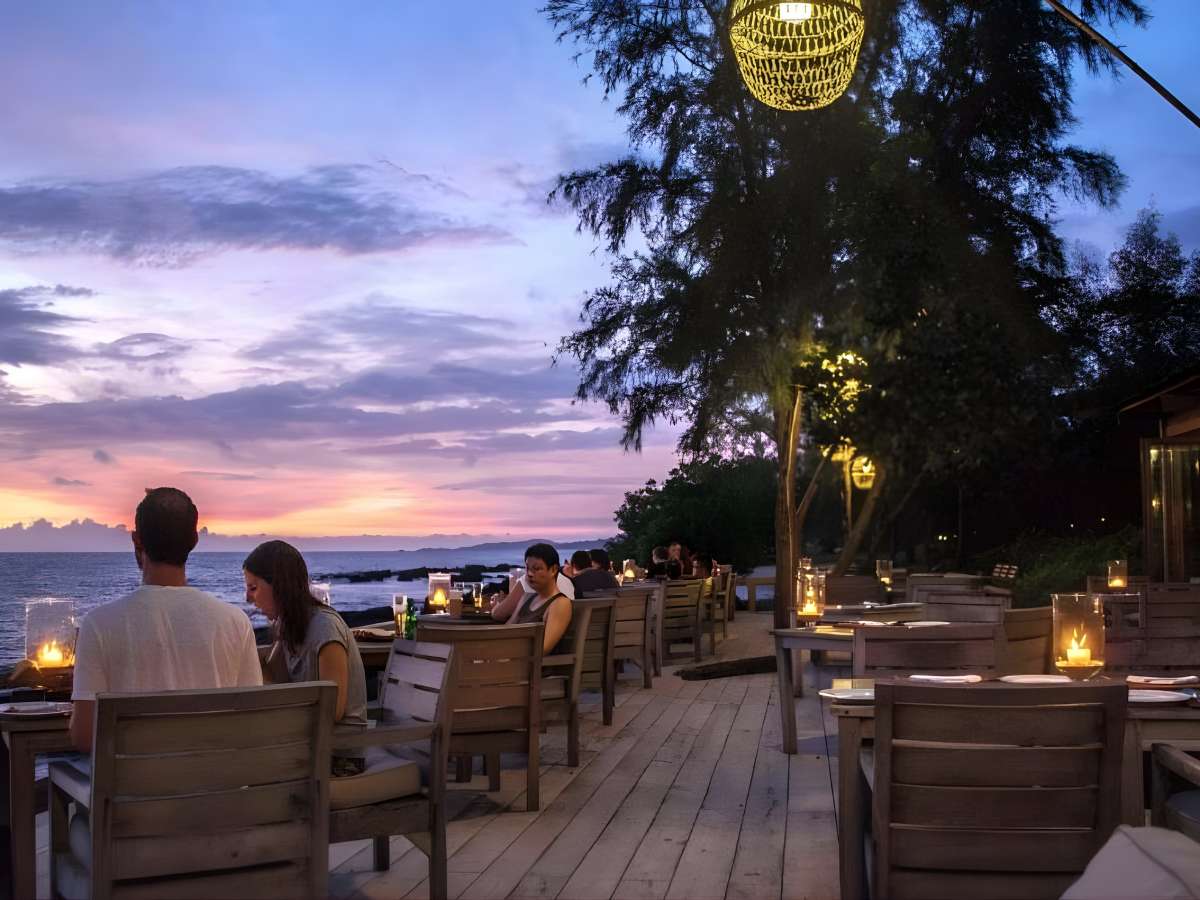Không gian nghỉ dưỡng Mango Bay Resort nổi bật với biển xanh và ánh hoàng hôn yên bình tọa lạc tại Đảo Ngọc Phú Quốc.