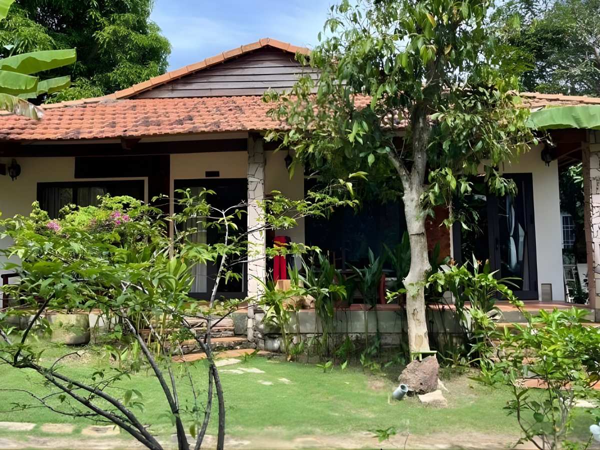 Không gian phòng nghỉ tại Freedom Beach Resort được tổ chức hài hòa thiên nhiên, mang lại cảm giác thư giãn.