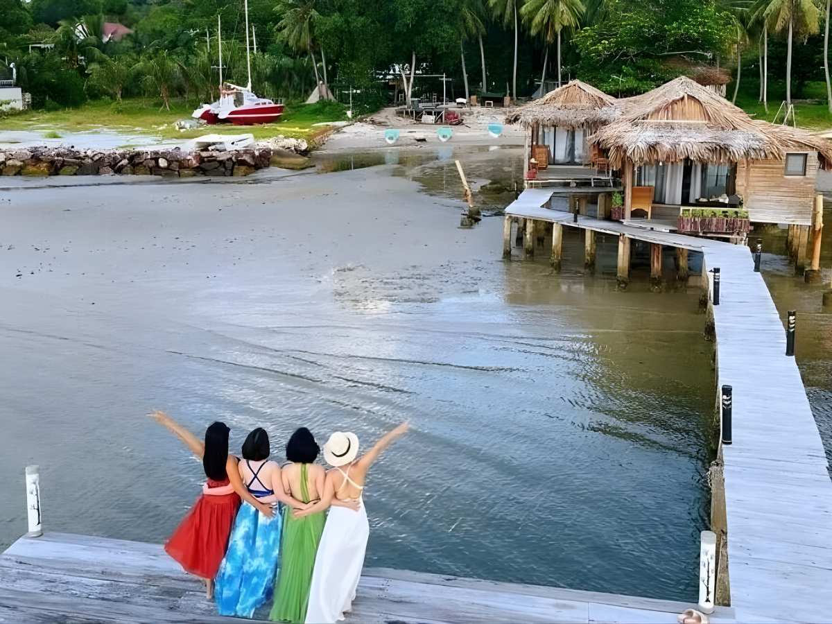 Khu cầu gỗ ven biển tạo điểm nhấn trải nghiệm nghỉ dưỡng nhẹ nhàng trong ngày tại resort.