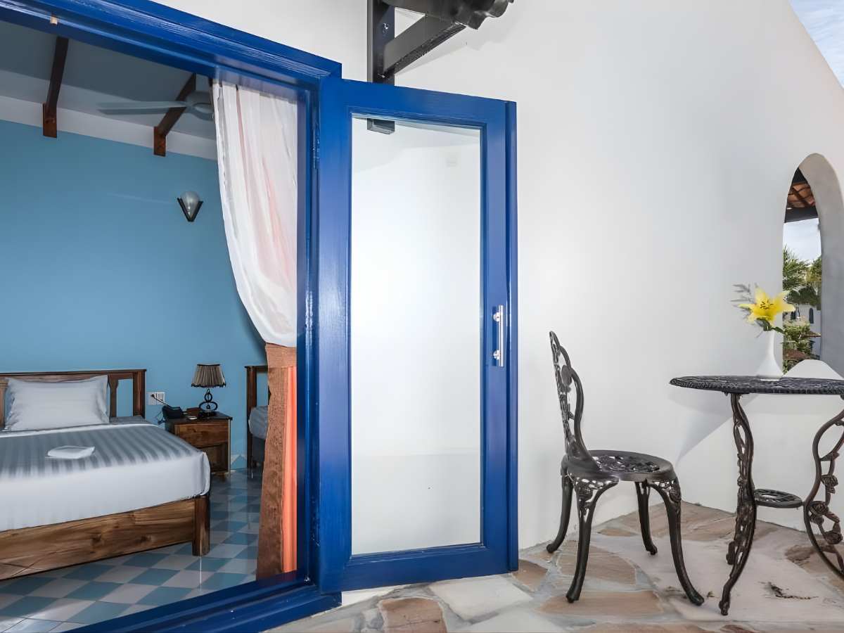 Không gian phòng nghỉ Izabella Resort thiết kế mở, tạo cảm giác riêng tư và thư giãn.