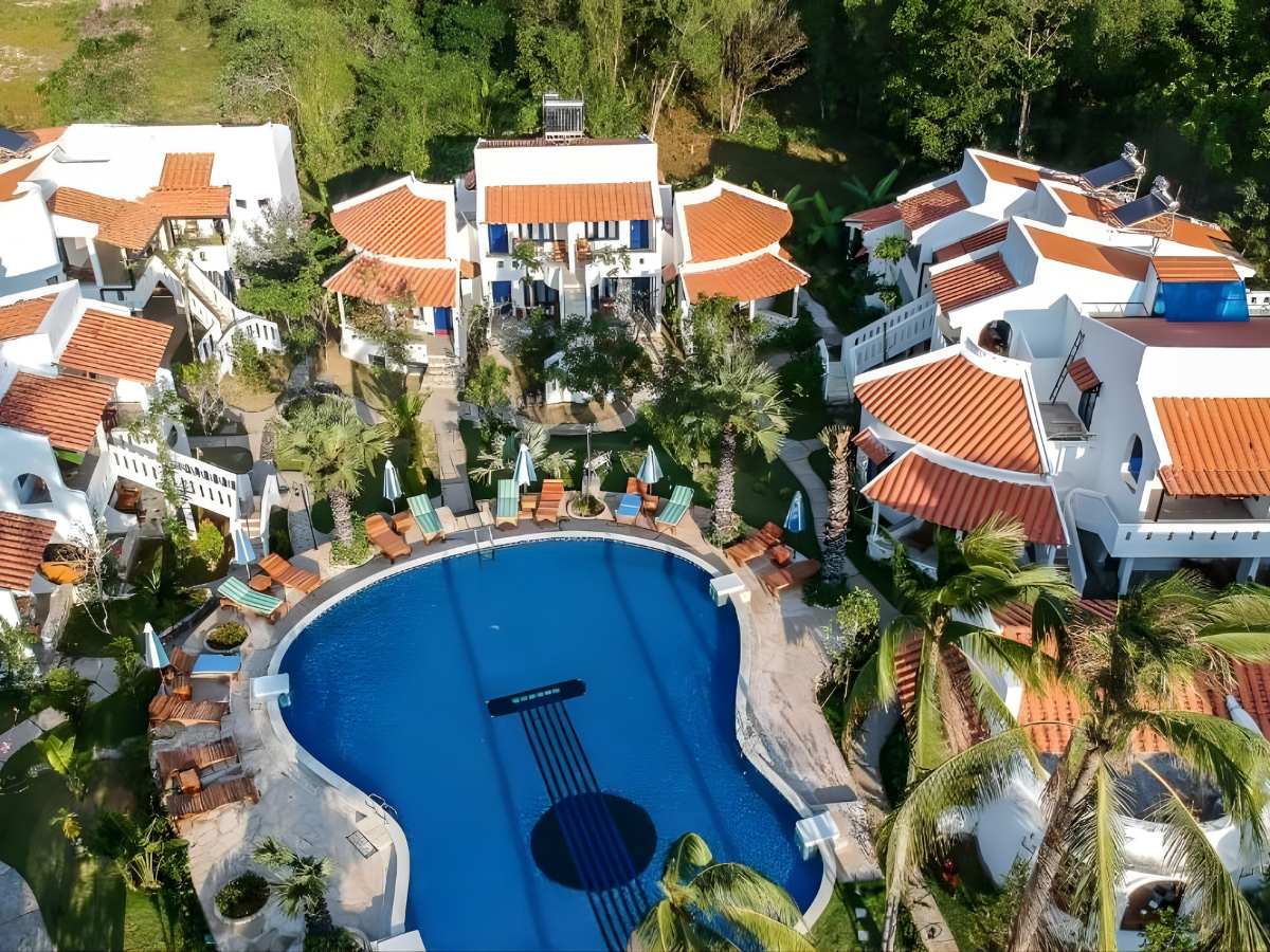 Toàn cảnh khu nghỉ dưỡng Izabella Resort thể hiện nhịp sống chậm trong ngày giữa thiên nhiên xanh.