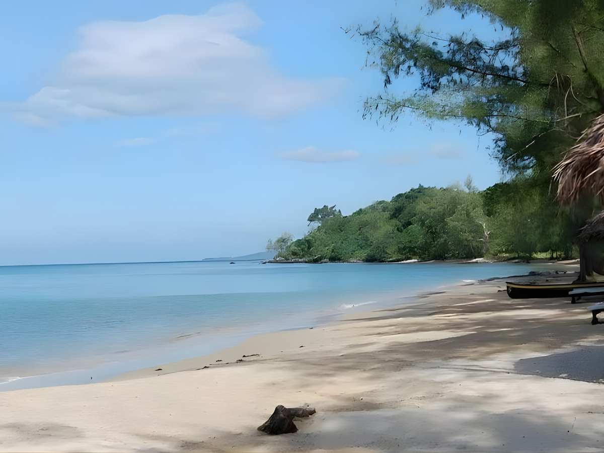Bãi biển của Izabella Resort Phu Quoc mang đến không gian yên tĩnh, phù hợp nghỉ dưỡng dài ngày tại Phú Quốc.