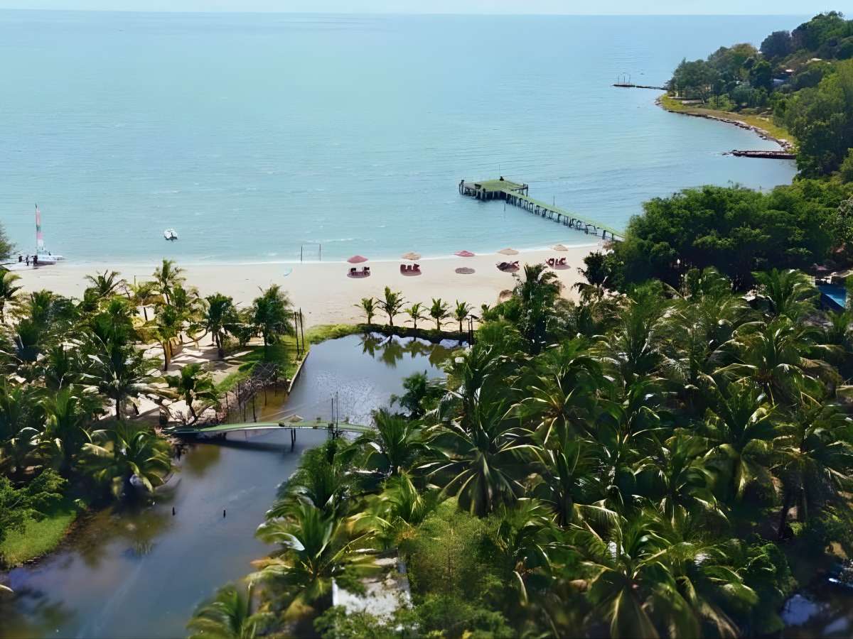 Không gian nghỉ dưỡng của Chez Carole Beach Resort hướng biển Cửa Cạn giữa thiên nhiên Phú Quốc.