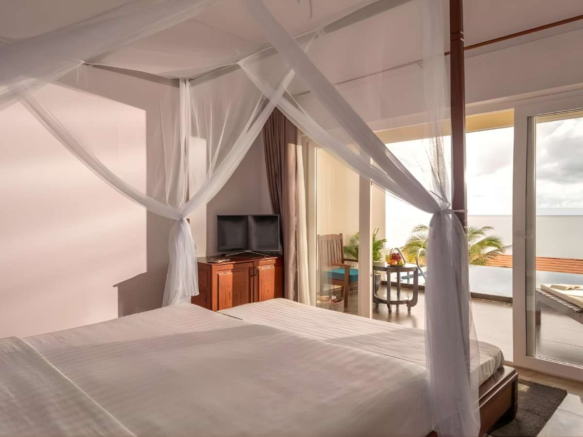 Phòng nghỉ Sea Sense Resort đón ánh sáng tự nhiên hướng biển thư giãn.