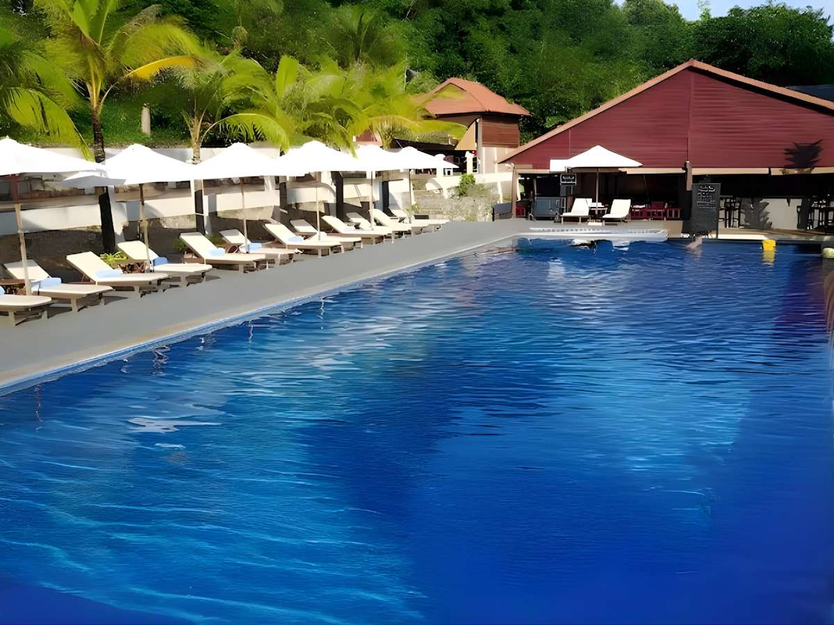 Hồ bơi Sea Sense Resort bố trí song song bờ biển tạo cảm giác mở.
