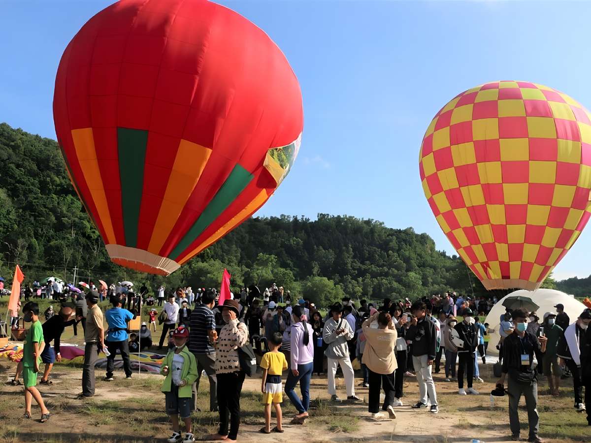 Hoạt động trình diễn khinh khí cầu thu hút đông đảo du khách trong buổi sáng lễ hội. 