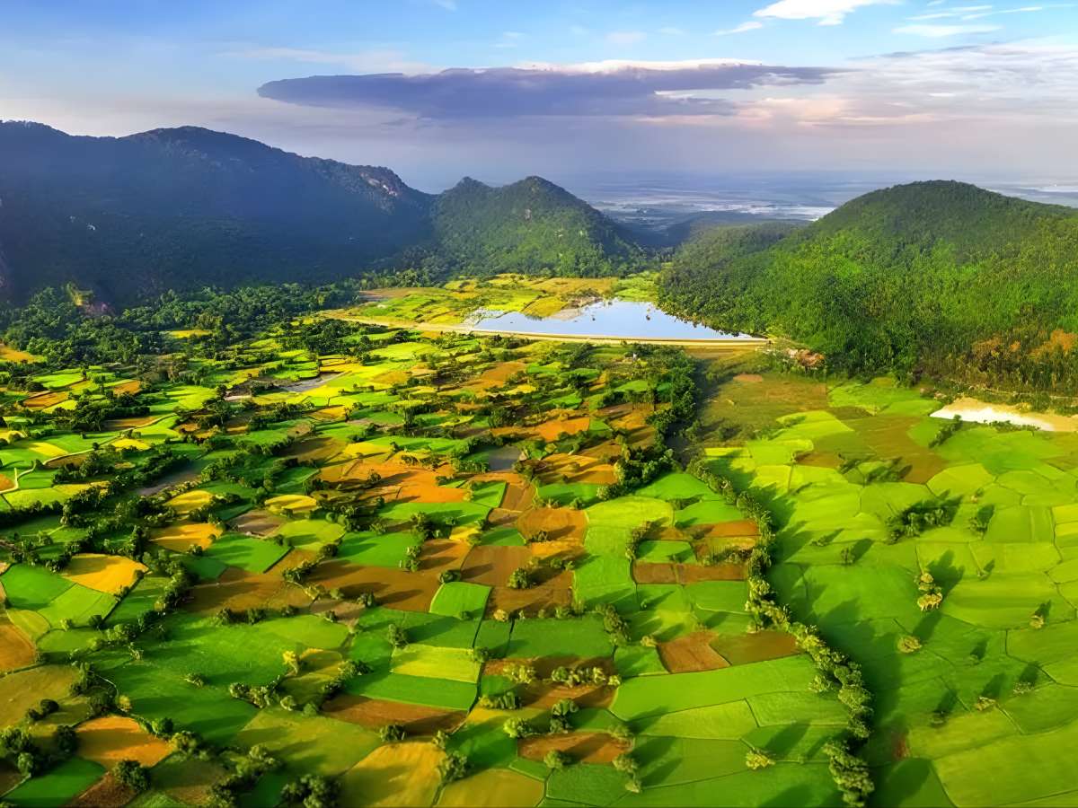 Cảnh quan Trí Tôn nhìn từ trên cao mở rộng trải nghiệm du lịch miền Tây.