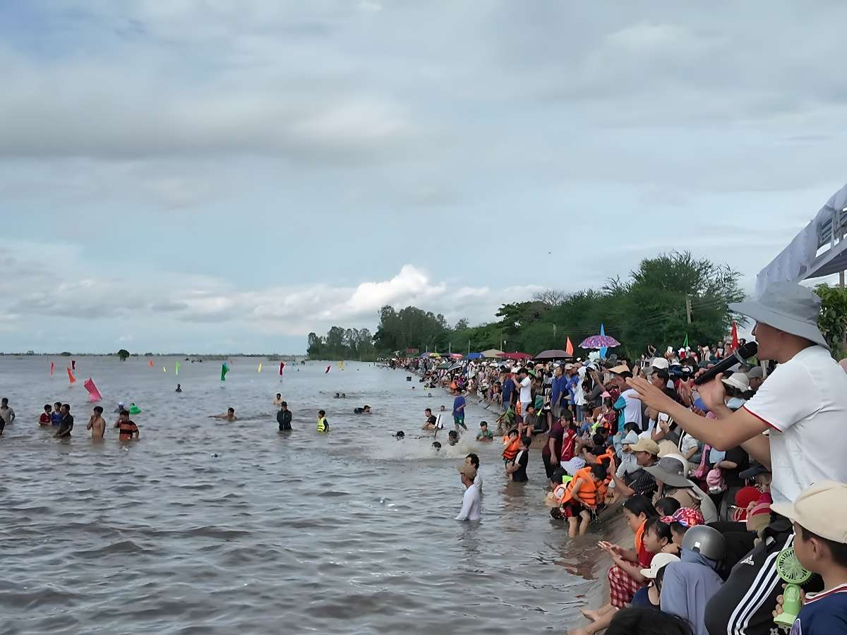 Hoạt động cộng đồng ven sông thể hiện mối gắn kết giữa con người và mùa nước nổi An Giang.