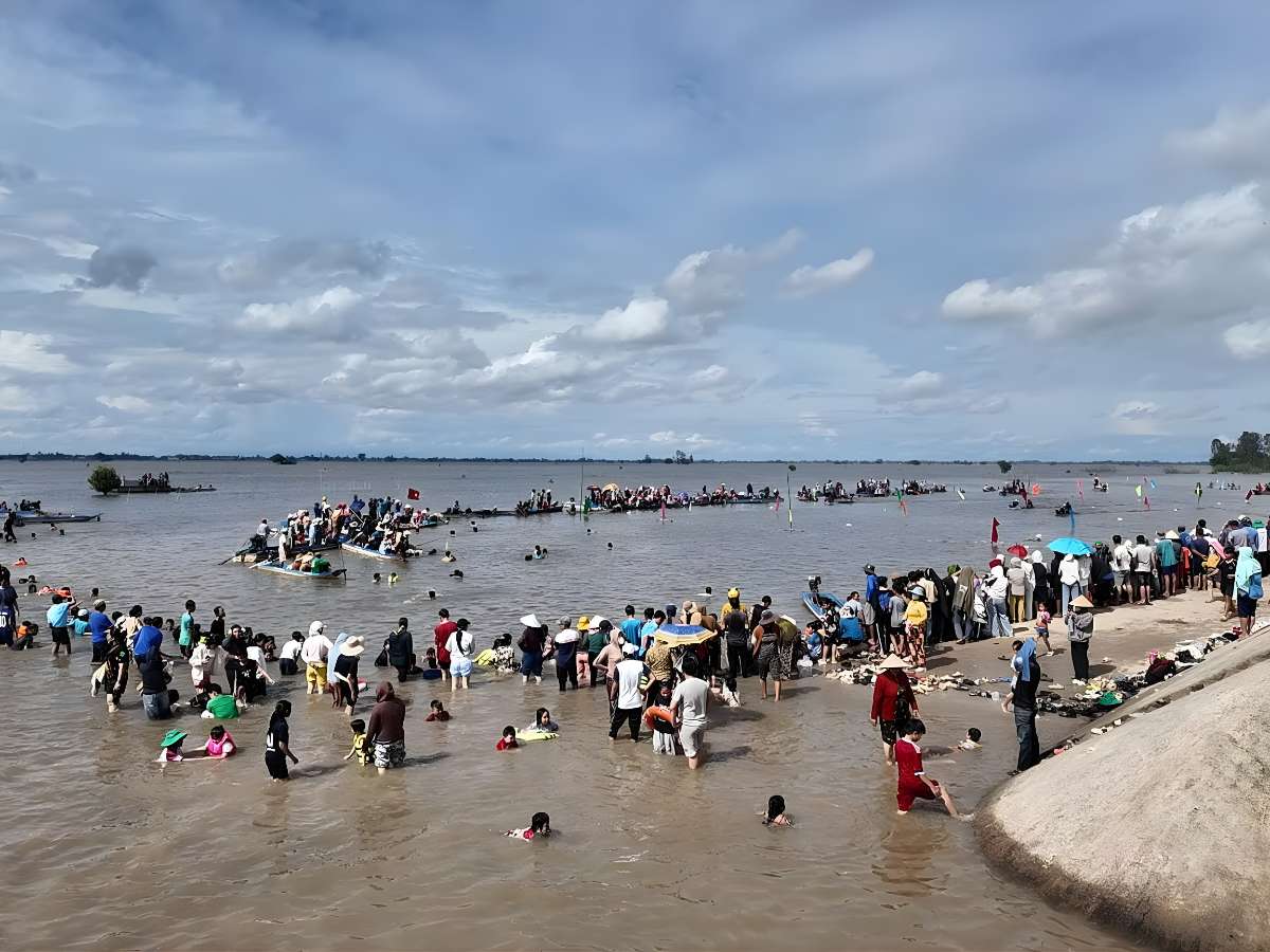 Không gian lễ hội mùa nước nổi An Giang phản ánh rõ nét sinh hoạt sông nước vùng Tây Nam Bộ.