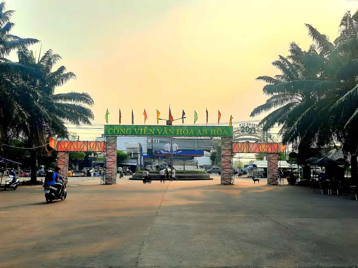 Sinh hoạt buổi sáng và chiều tại công viên phản ánh nhịp sống đô thị địa phương.