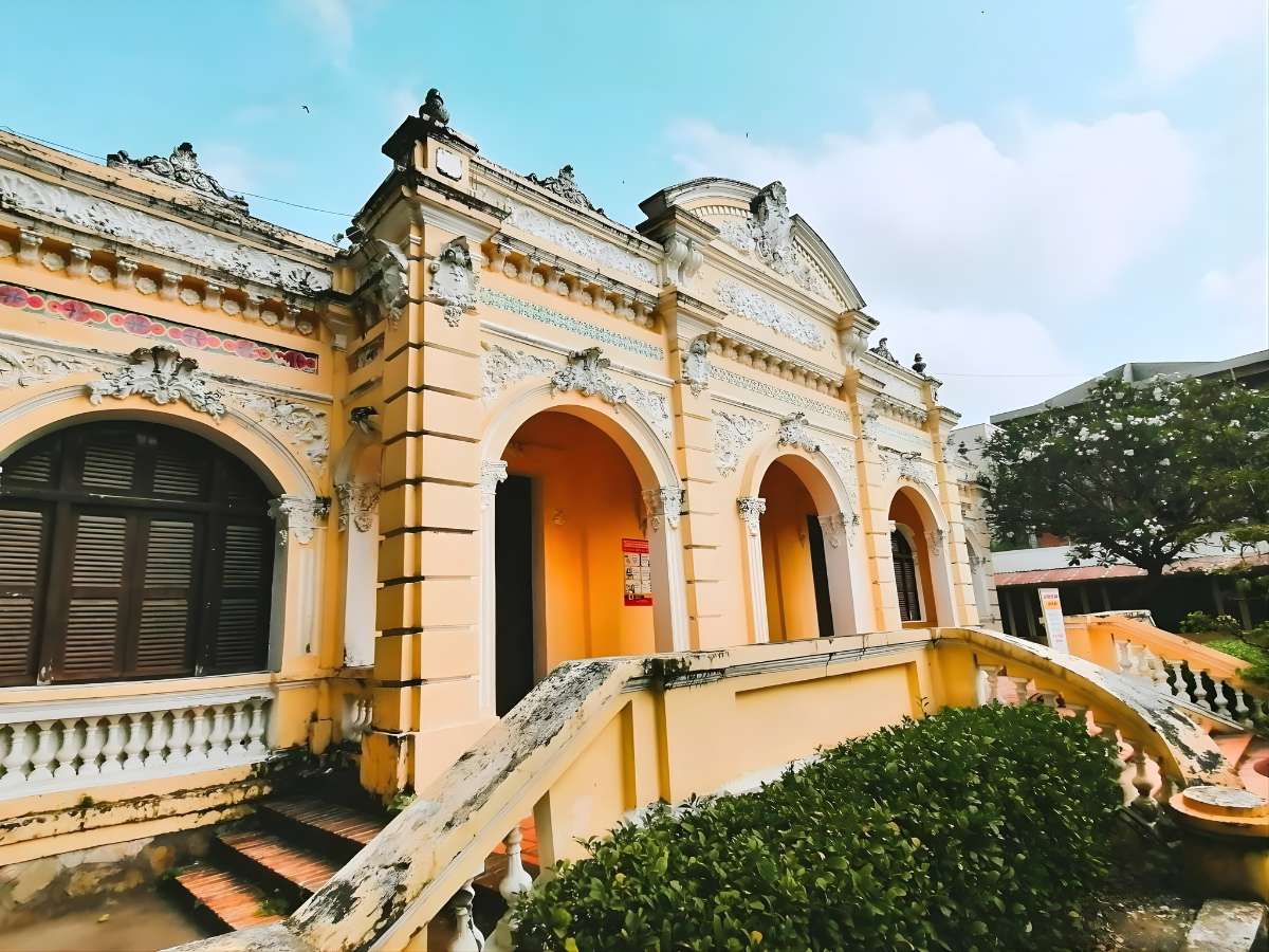 Không gian trưng bày Bảo tàng Kiên Giang dẫn dắt lịch sử qua giai đoạn.