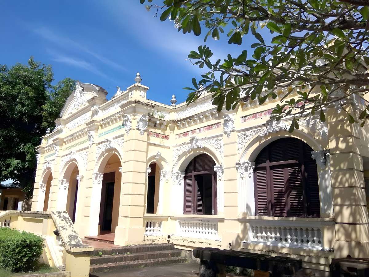 Không gian Bảo tàng Kiên Giang phản ánh kiến trúc và lịch sử địa phương tại Rạch Giá.