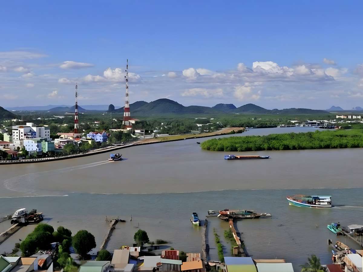 Sự kết nối giữa Đầm Đông Hồ và King Of The Sun làm phong phú không gian đô thị.