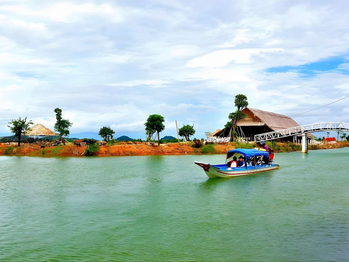 Hệ sinh thái ngập nước tại Đầm Đông Hồ phản ánh mối quan hệ hài hòa giữa tự nhiên.