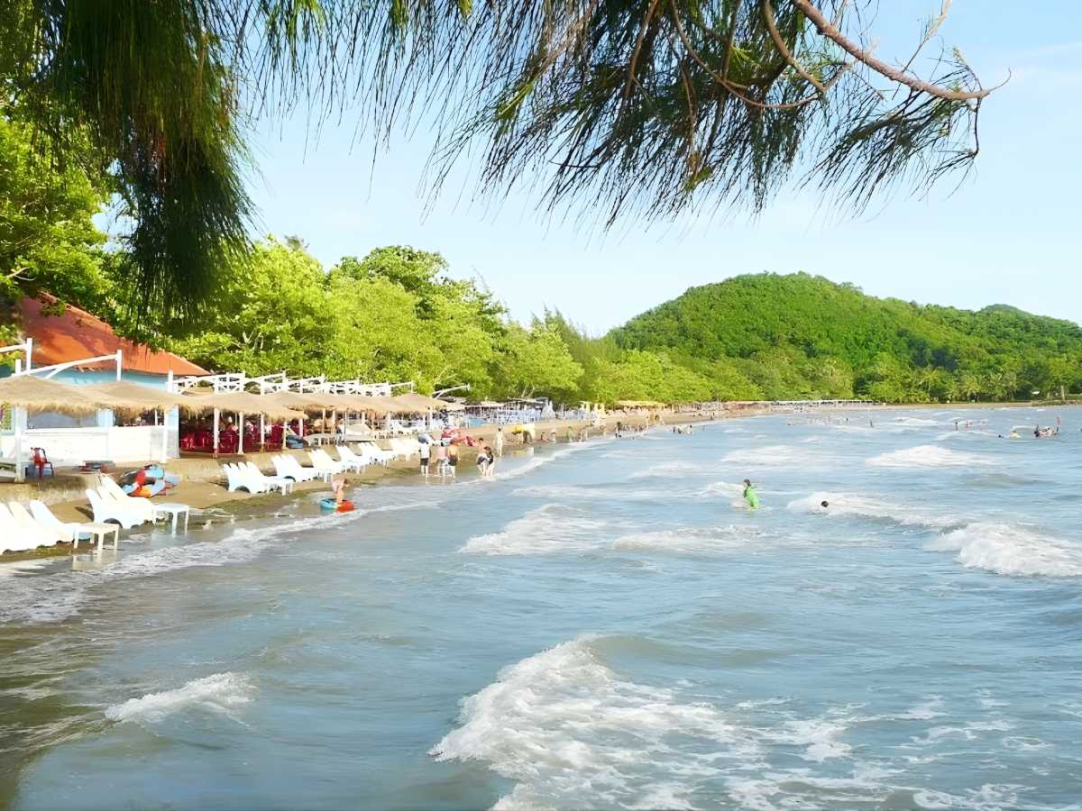 Không gian biển Mũi Nai mở rộng, hài hòa sóng nước và nhịp nghỉ dưỡng tại Hà Tiên.